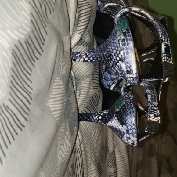 Life Stride Memory Foam Blue Alligator sandals - Picture 3 of 8